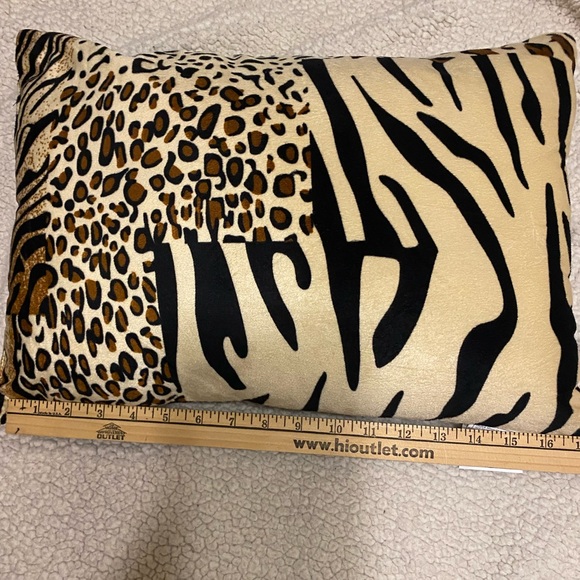 Throw Pillows Set of 3 Animal Print EUC - Picture 2 of 14